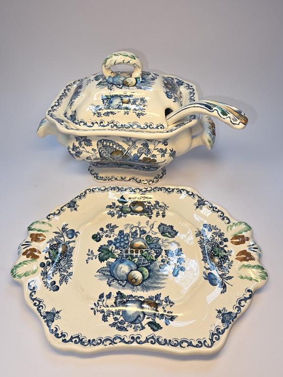 Sopera y plato inferior de mason's ironstone